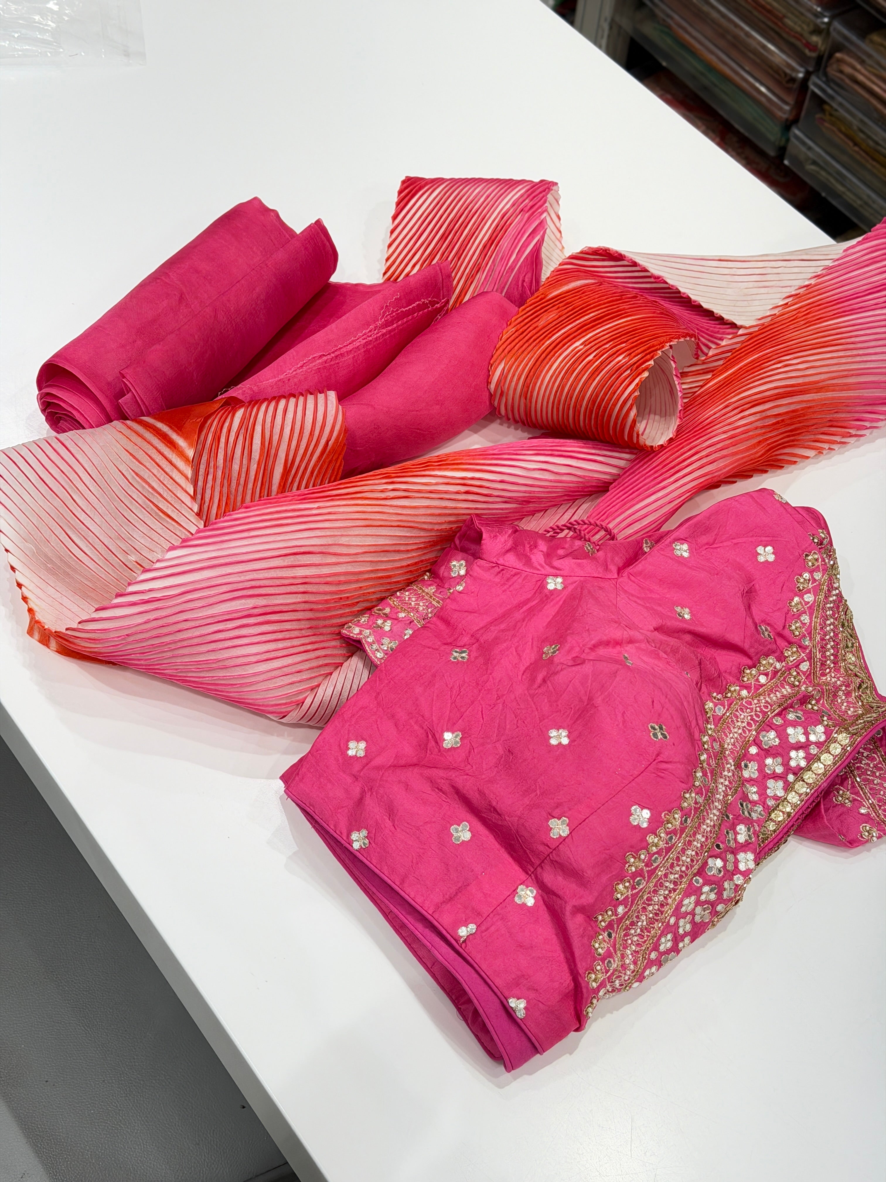 Rani Organza Arashi Shibori Dye Crushed Pallu Hand Embroidery Blouse Saree