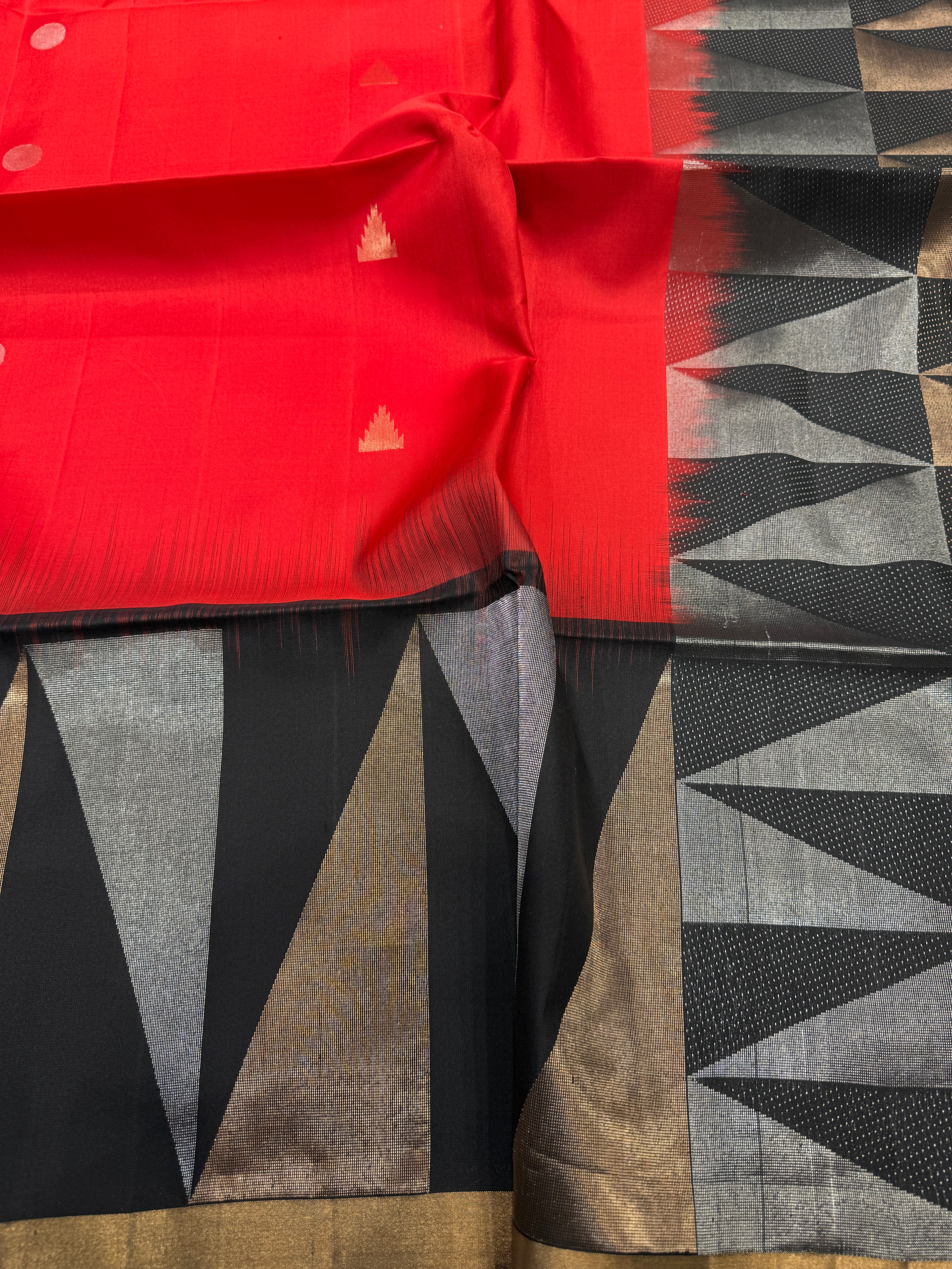 Black Red Contemporary Geometric Handloom Kanchipuram Pure Silk Saree