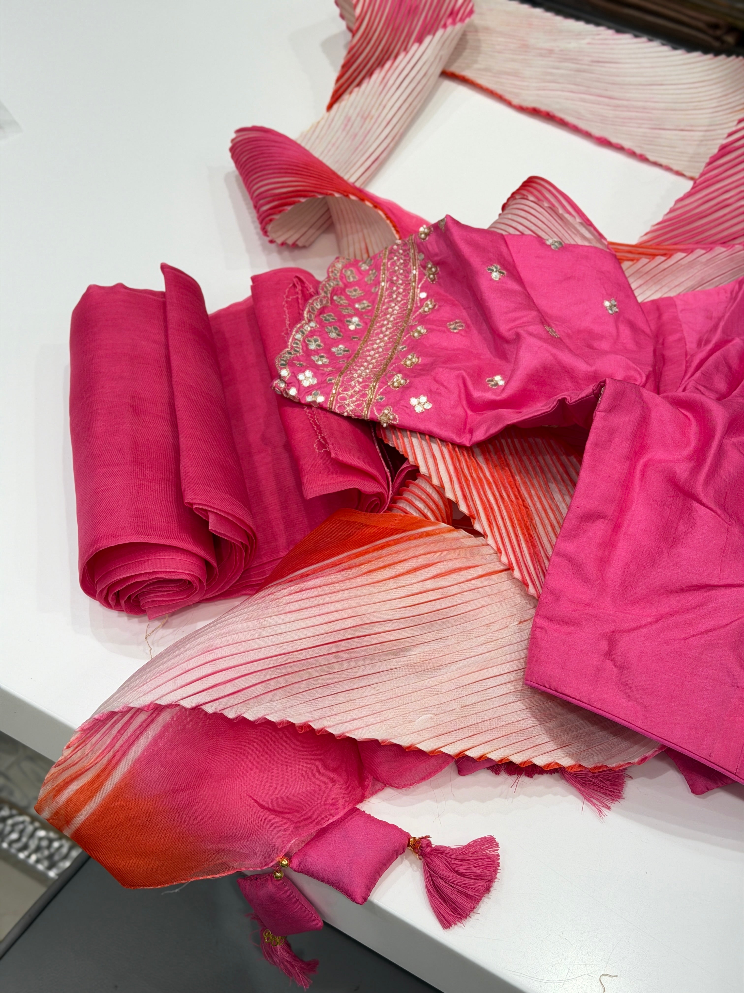 Rani Organza Arashi Shibori Dye Crushed Pallu Hand Embroidery Blouse Saree