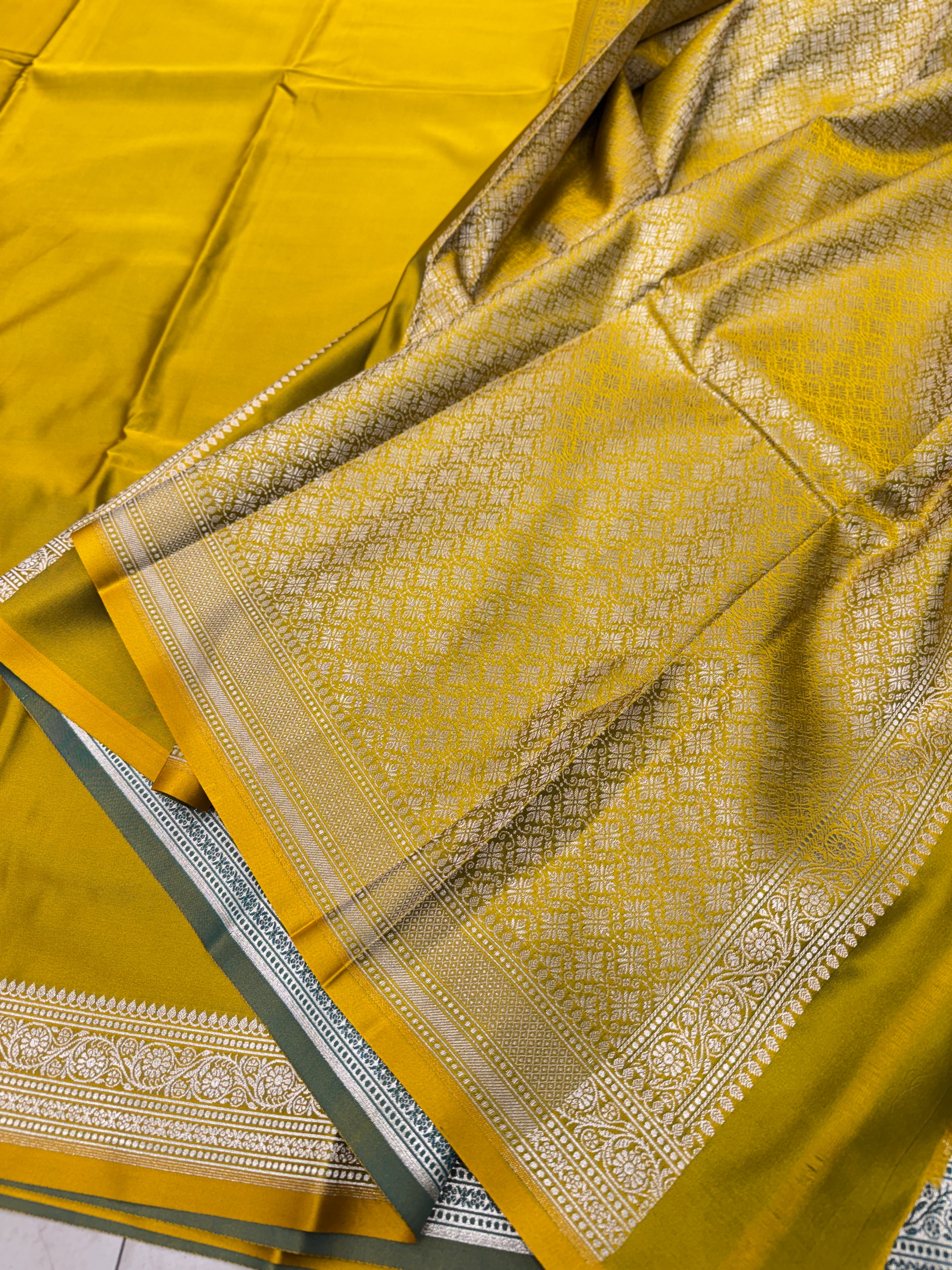Lime Green Banarasi Silk Plain Small Border Saree