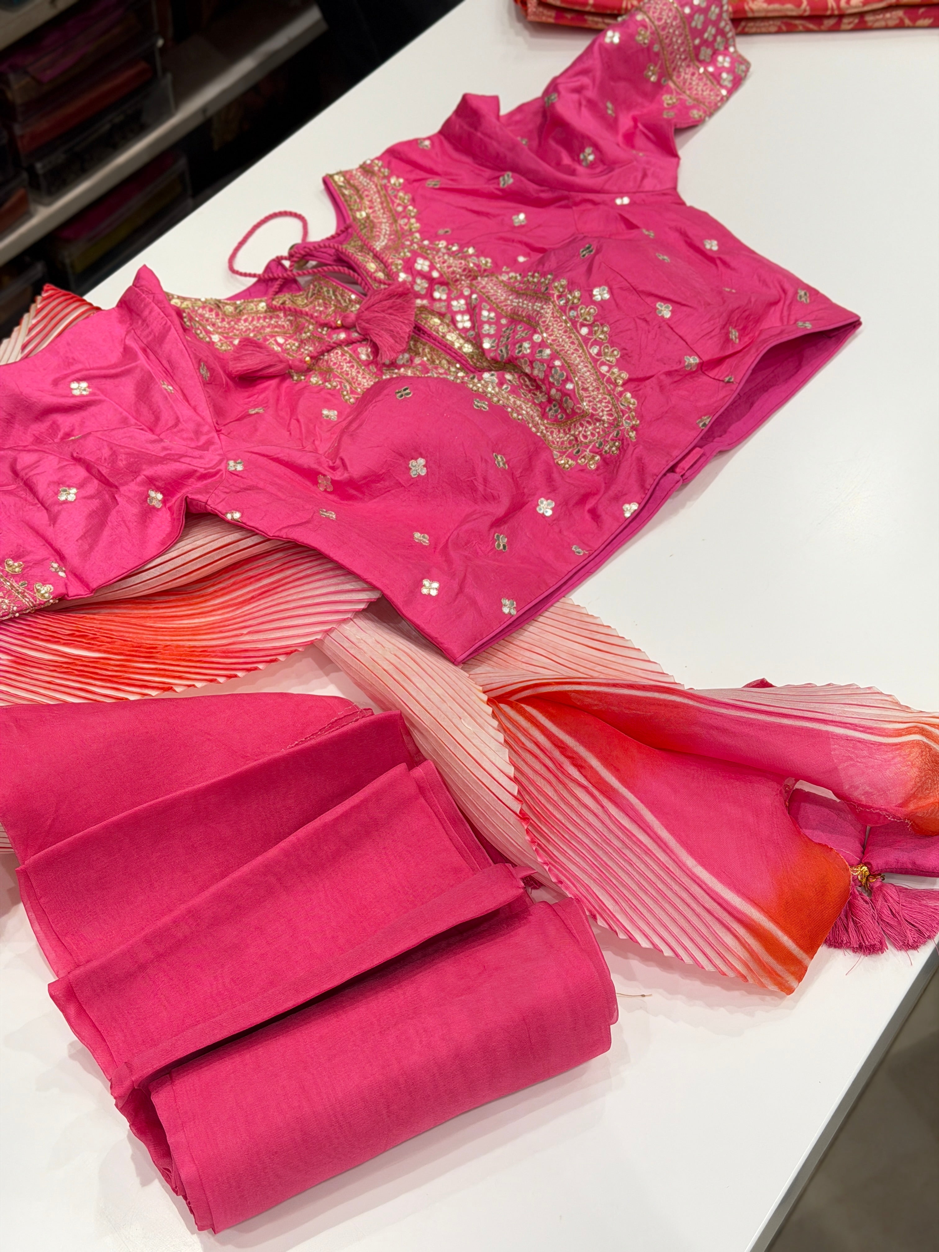 Rani Organza Arashi Shibori Dye Crushed Pallu Hand Embroidery Blouse Saree