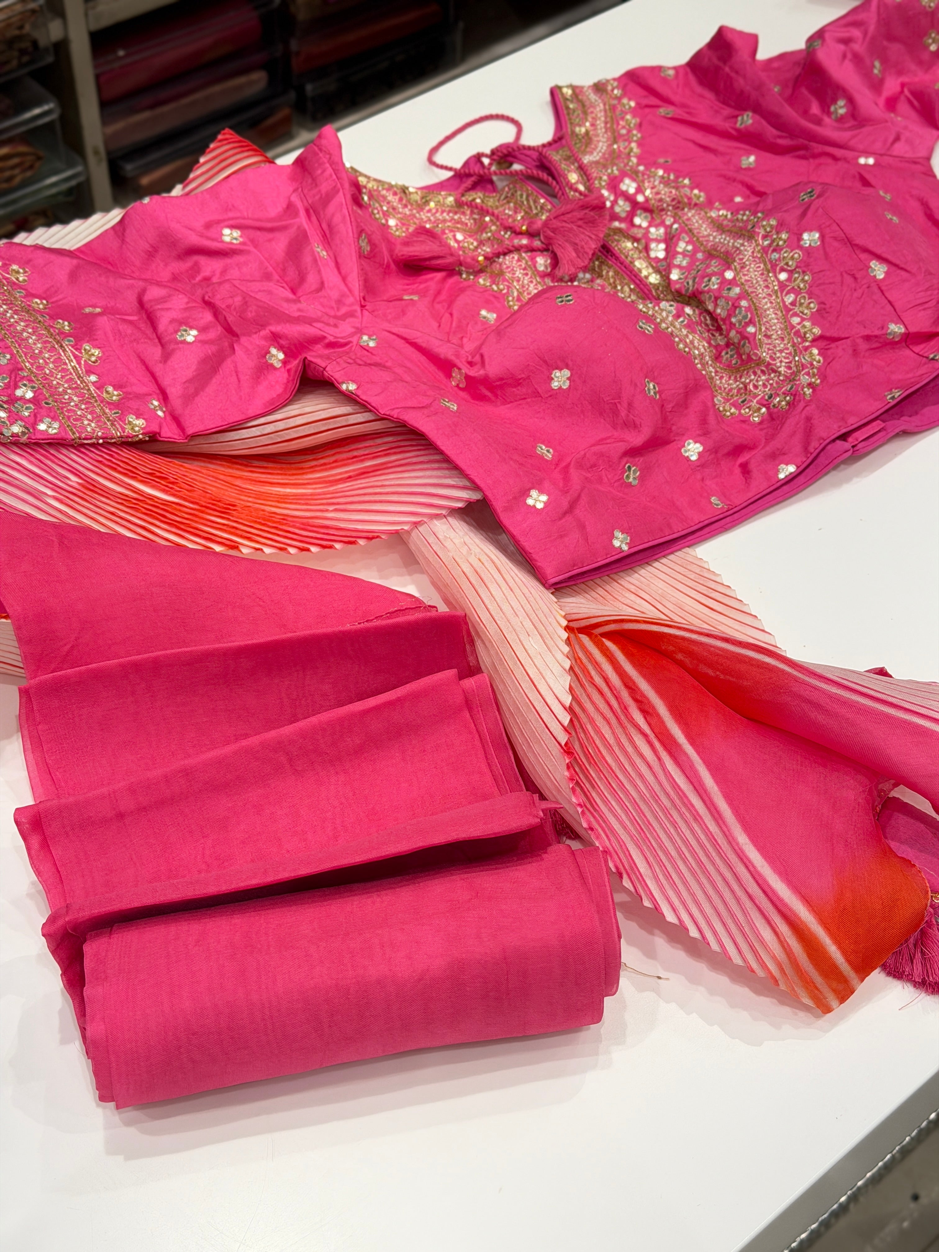 Rani Organza Arashi Shibori Dye Crushed Pallu Hand Embroidery Blouse Saree