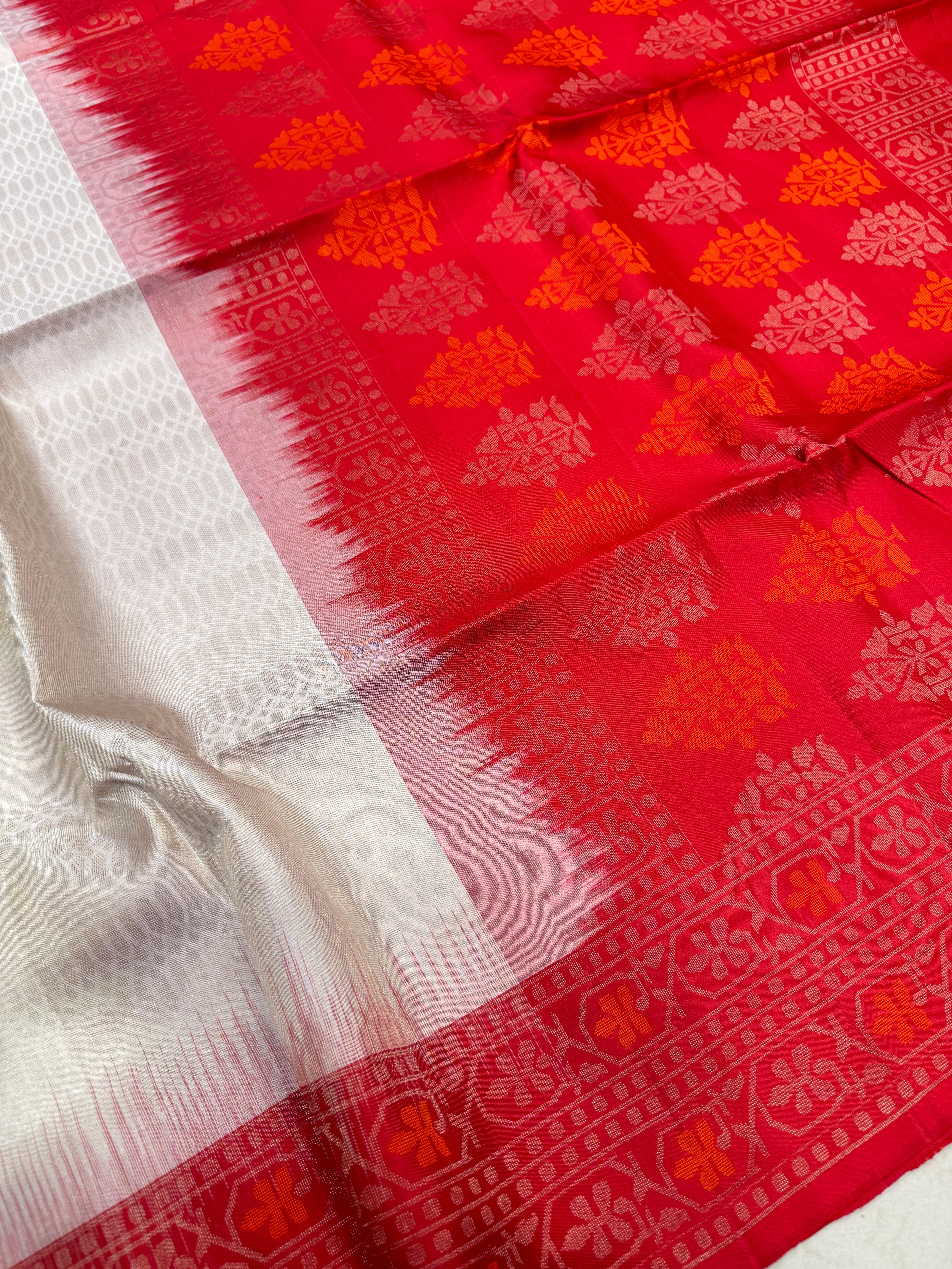 Moti White Red Butta Pallu Contemporary Handloom Kanchipuram Pure Silk Saree
