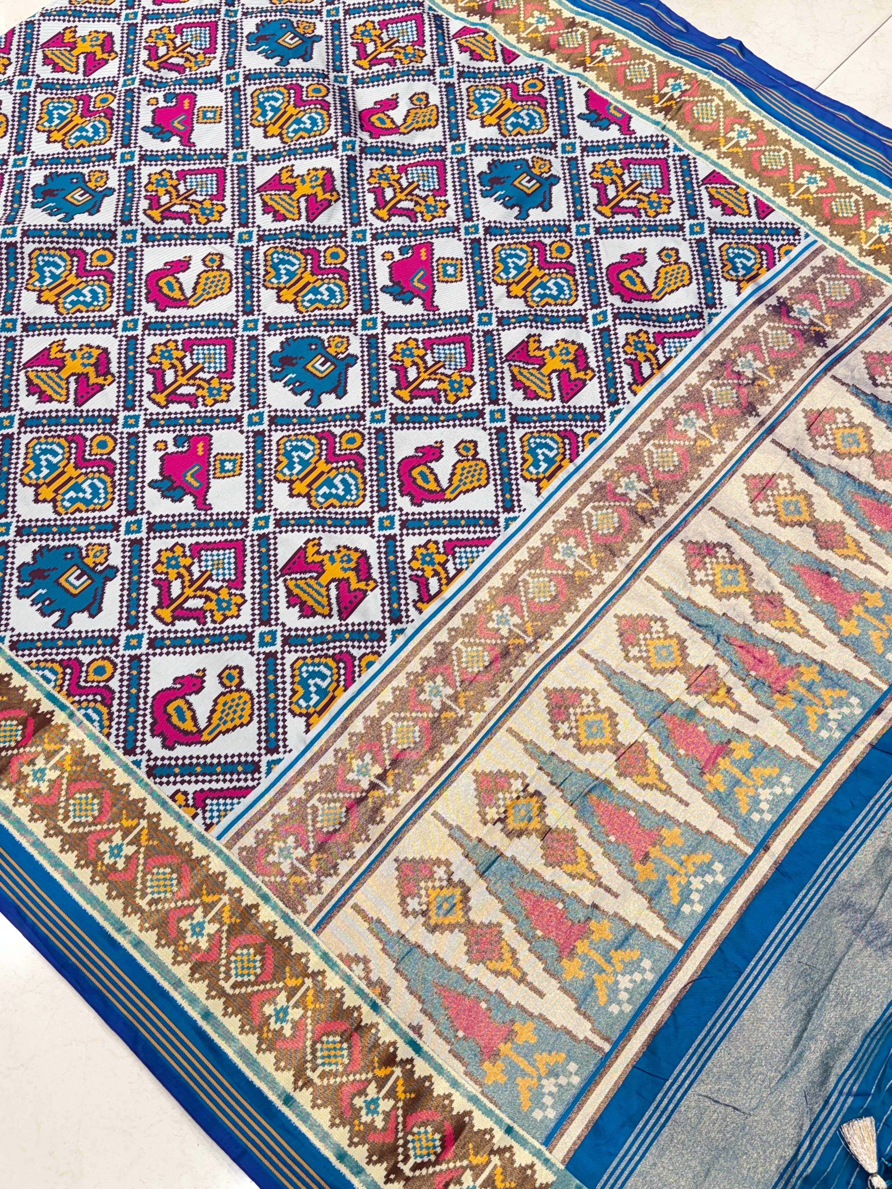 White Blue 5 Figure Chabdi Semi Silk Weaved Patan Patola Saree