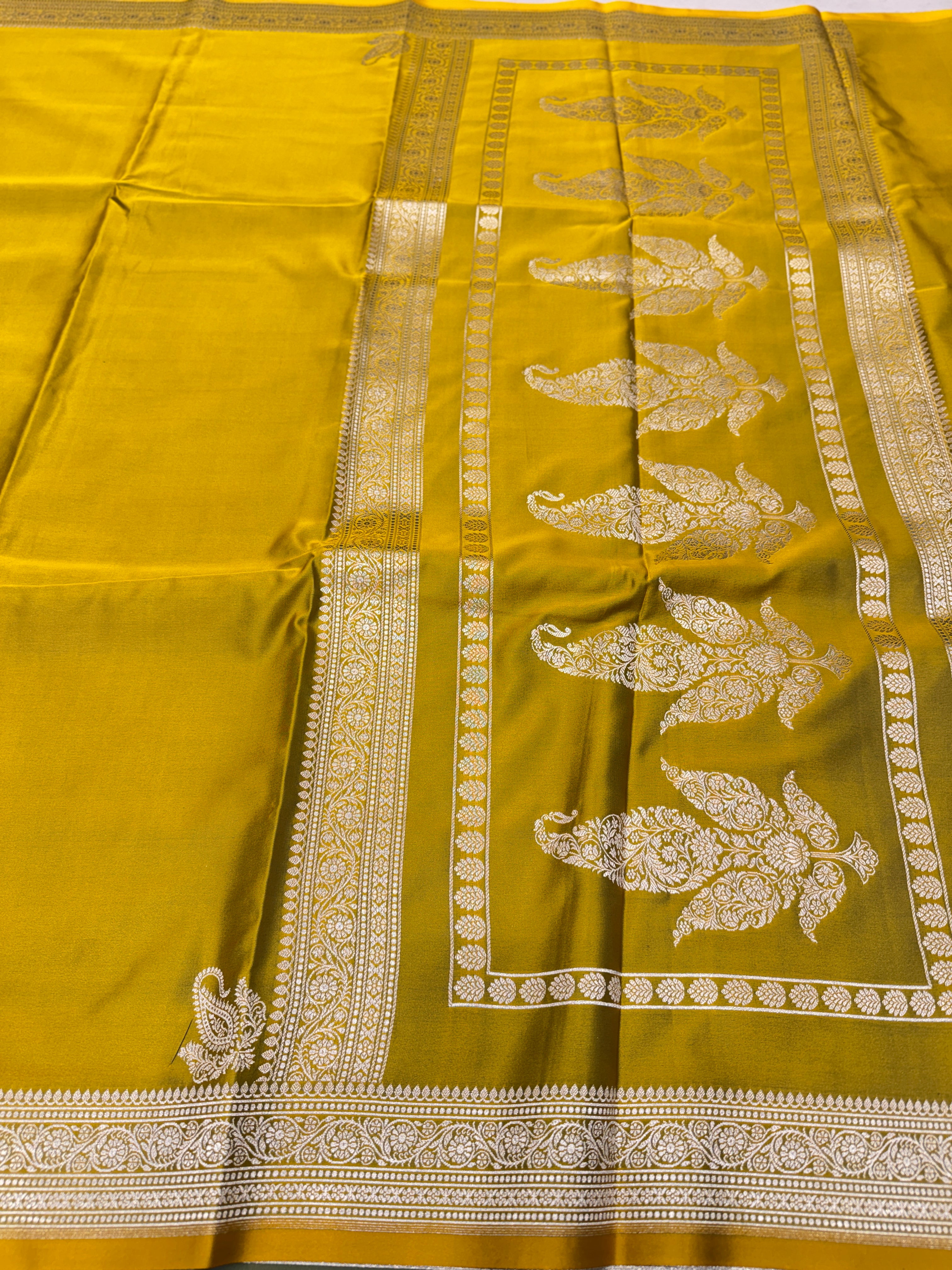 Lime Green Banarasi Silk Plain Small Border Saree