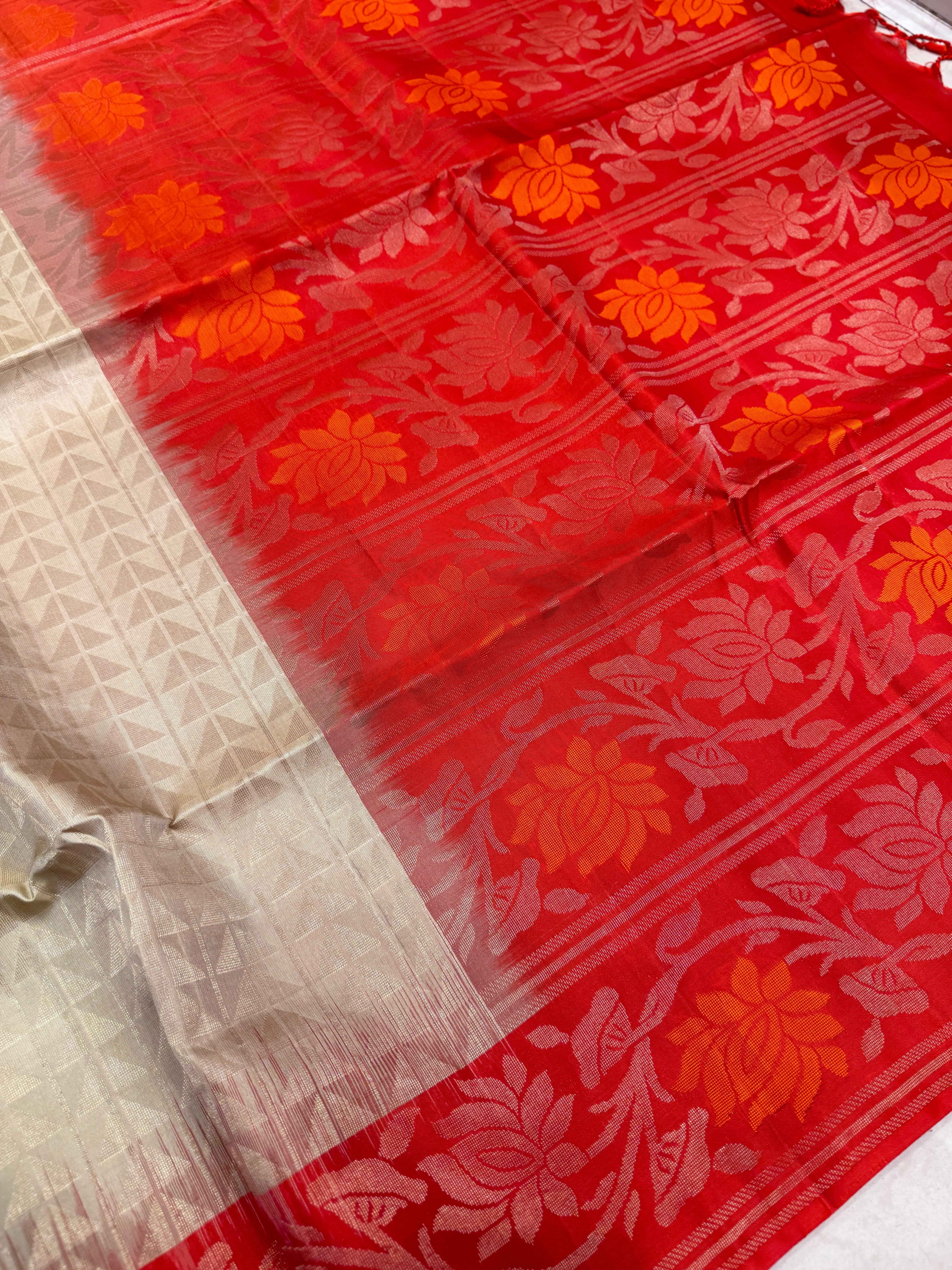 Moti White Red Jaal Pallu Contemporary Handloom Kanchipuram Pure Silk Saree