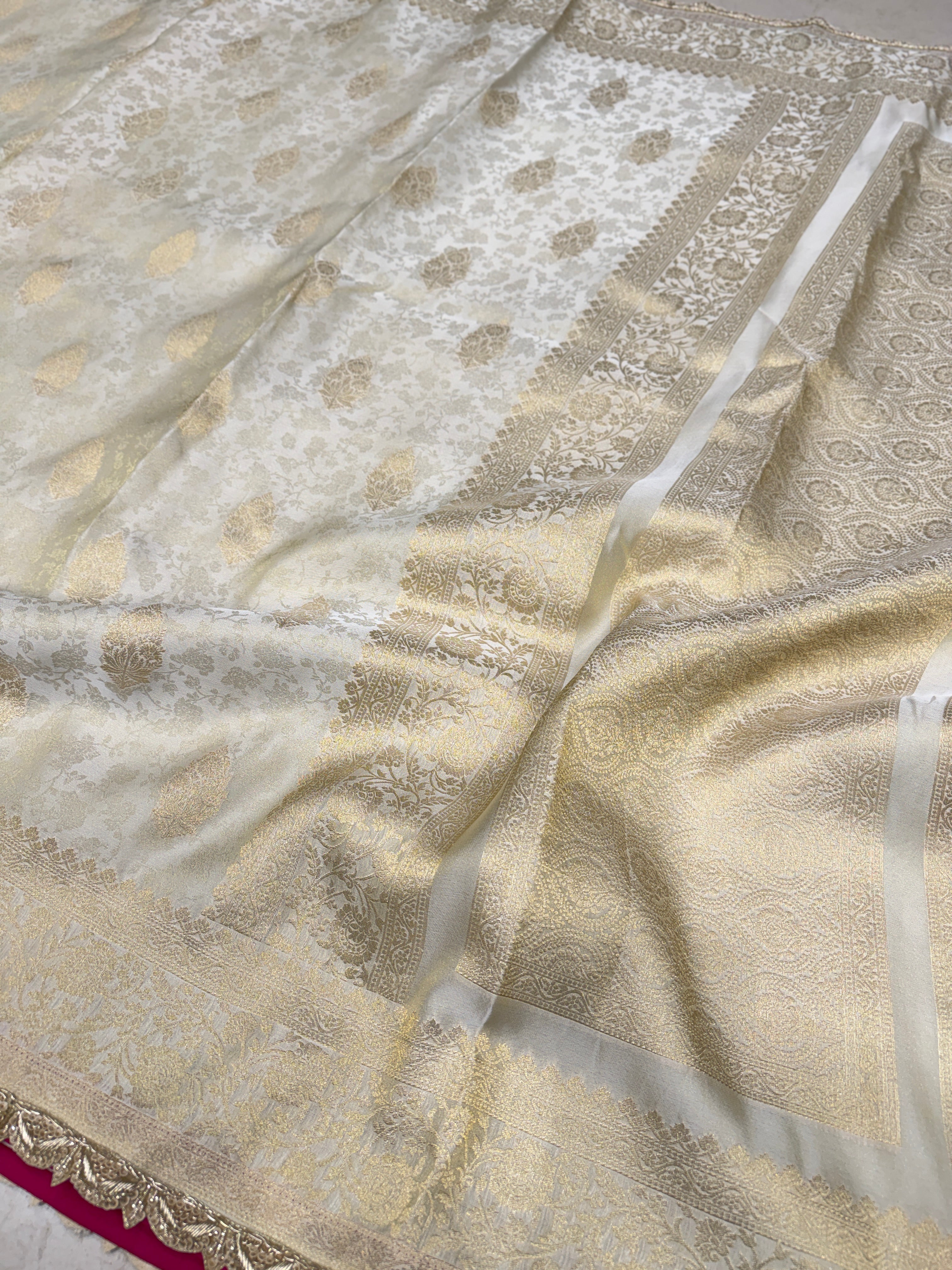 Golden Crepe Brocade Weaved Zardosi Border Contrast Blouse Saree