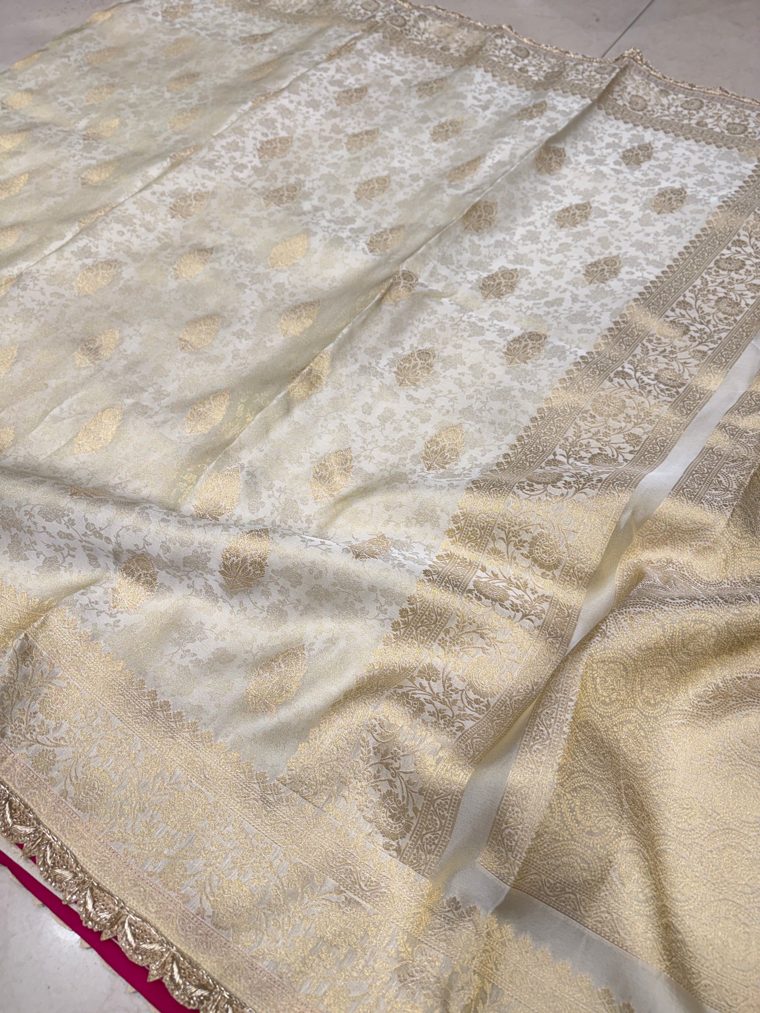 Golden Crepe Brocade Weaved Zardosi Border Contrast Blouse Saree