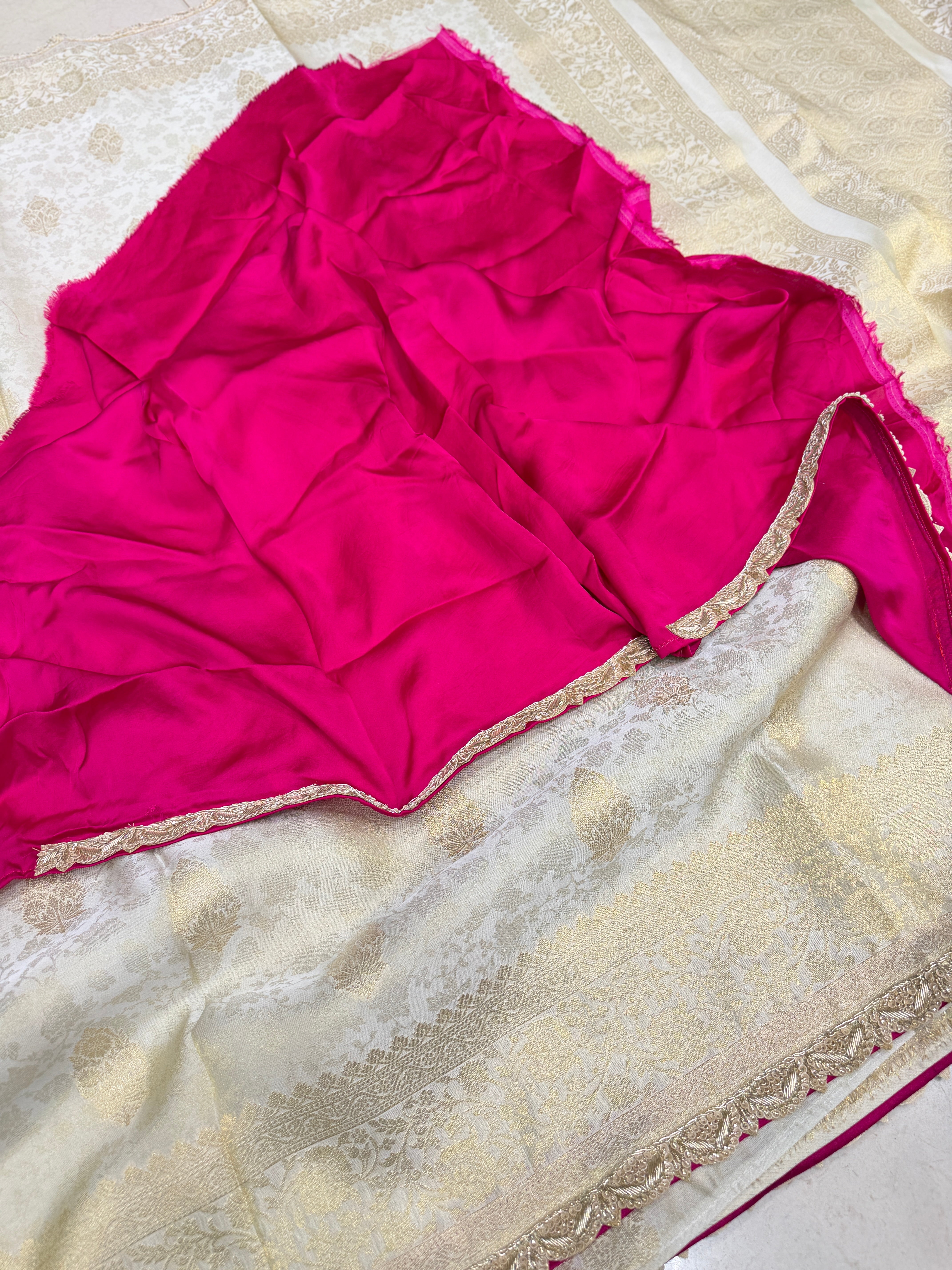 Golden Crepe Brocade Weaved Zardosi Border Contrast Blouse Saree
