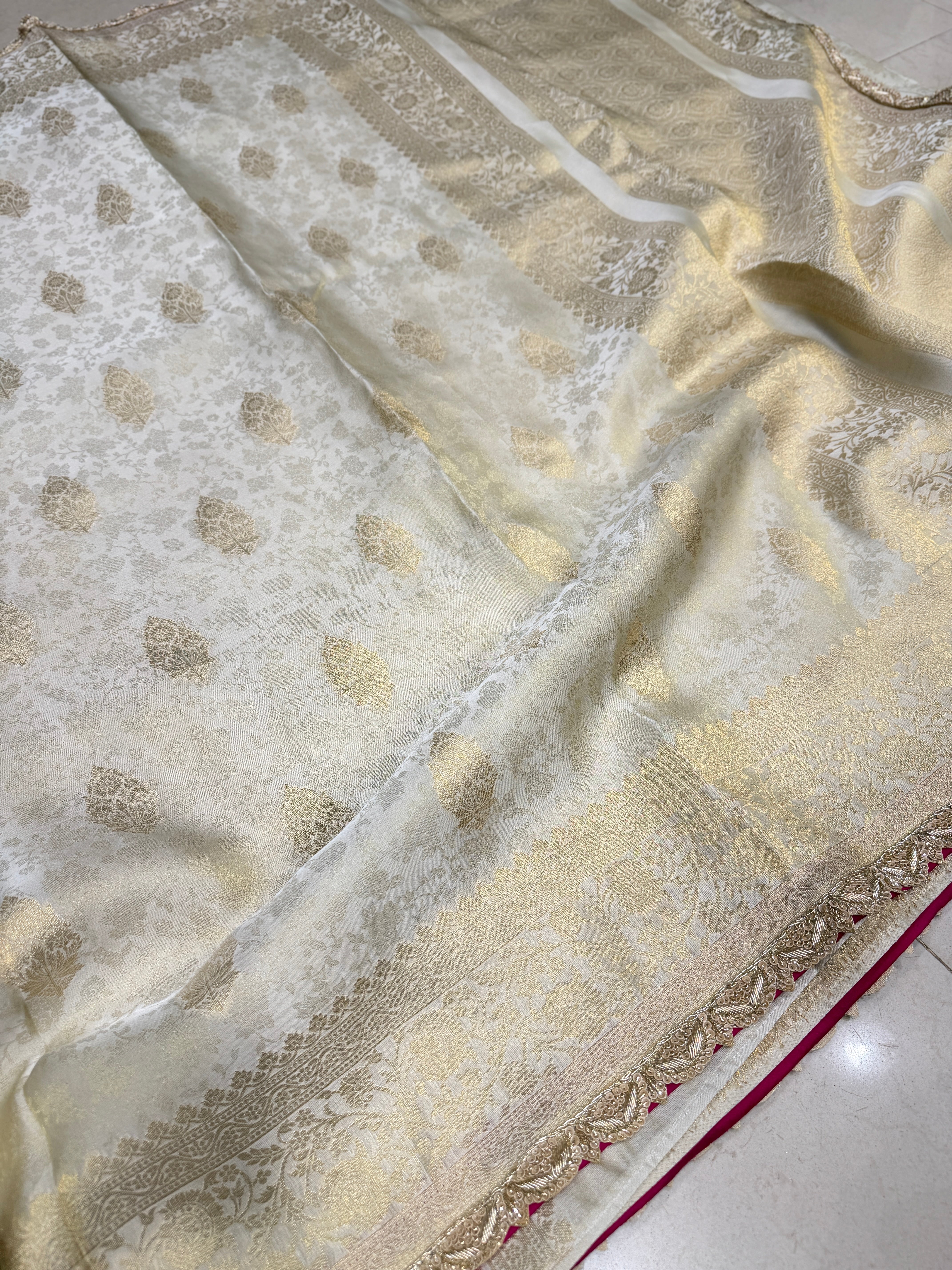 Golden Crepe Brocade Weaved Zardosi Border Contrast Blouse Saree