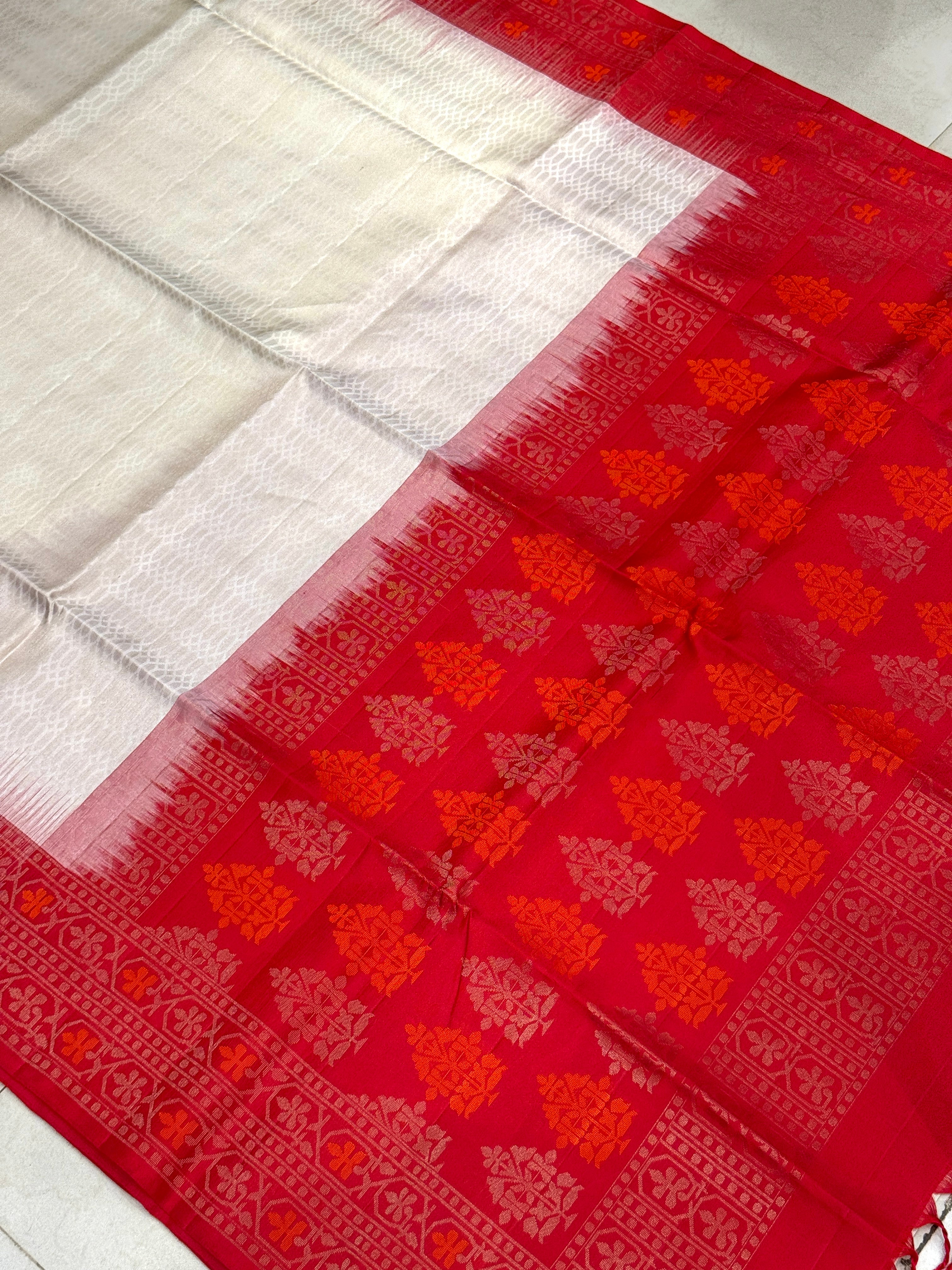Moti White Red Butta Pallu Contemporary Handloom Kanchipuram Pure Silk Saree