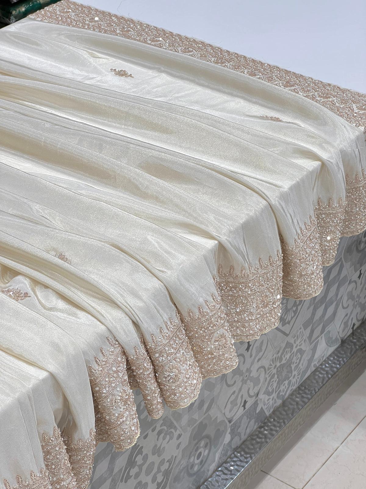 Cremish Kareena Kapoor Inspired Crepe Tissue Embroidery Saree 2.0