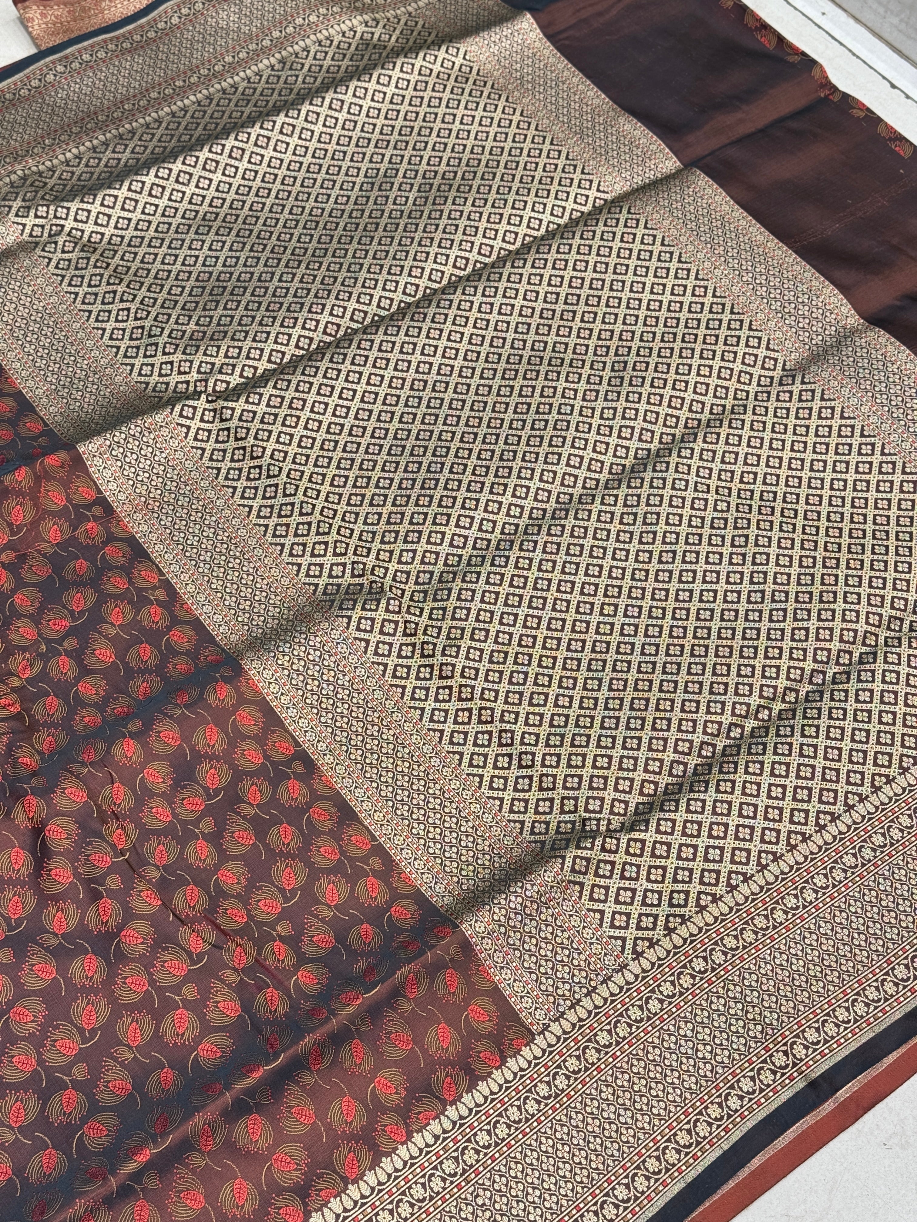 Contemporary Banarasi Mushru Contrast Resham Saree